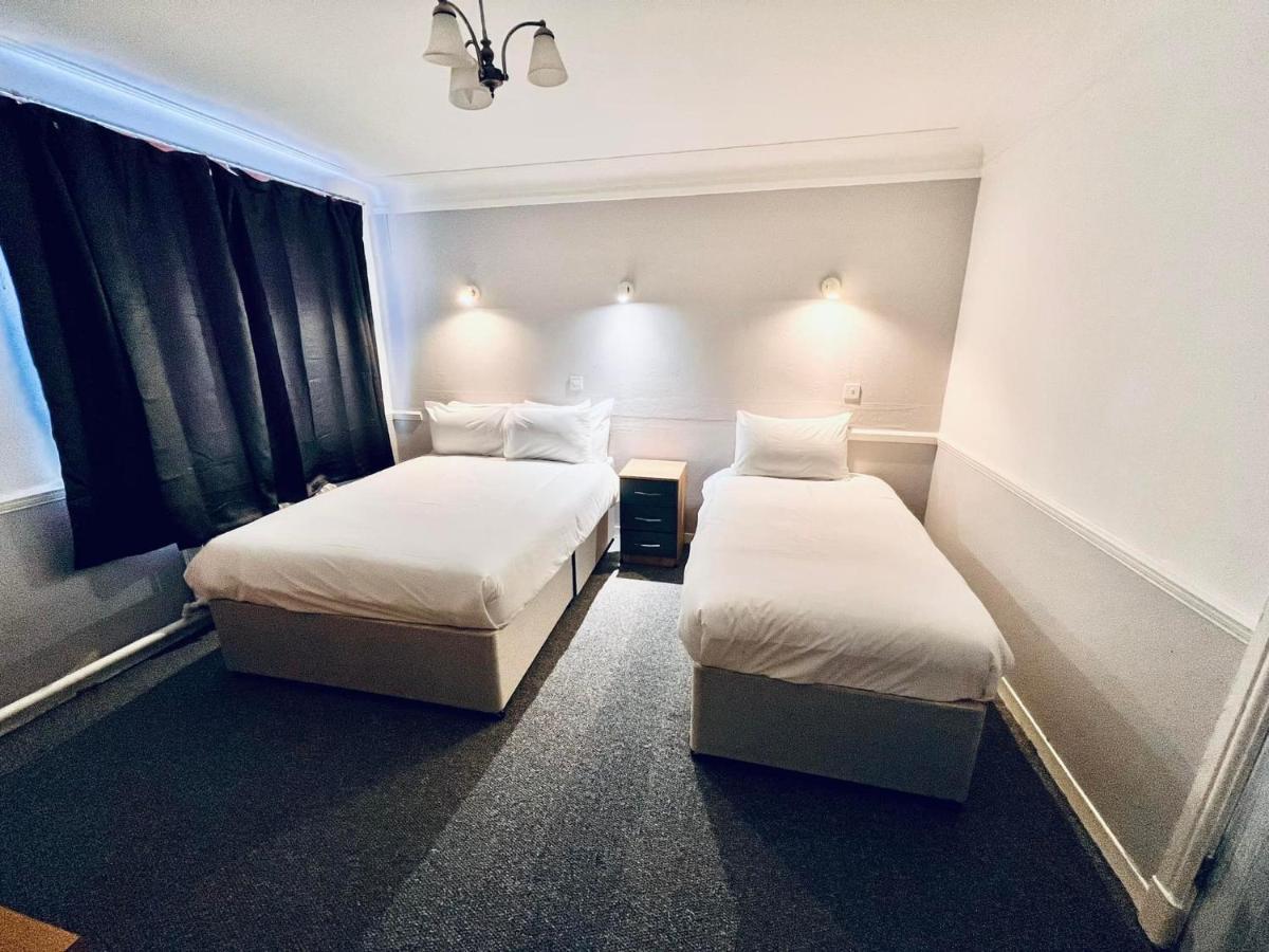 Sneyd Arms Hotel Tunstall Chatterley ภายนอก รูปภาพ